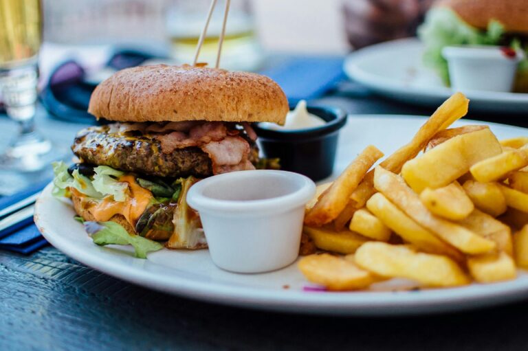7 Tips (and tools) on how to stay on a diet and still eat out